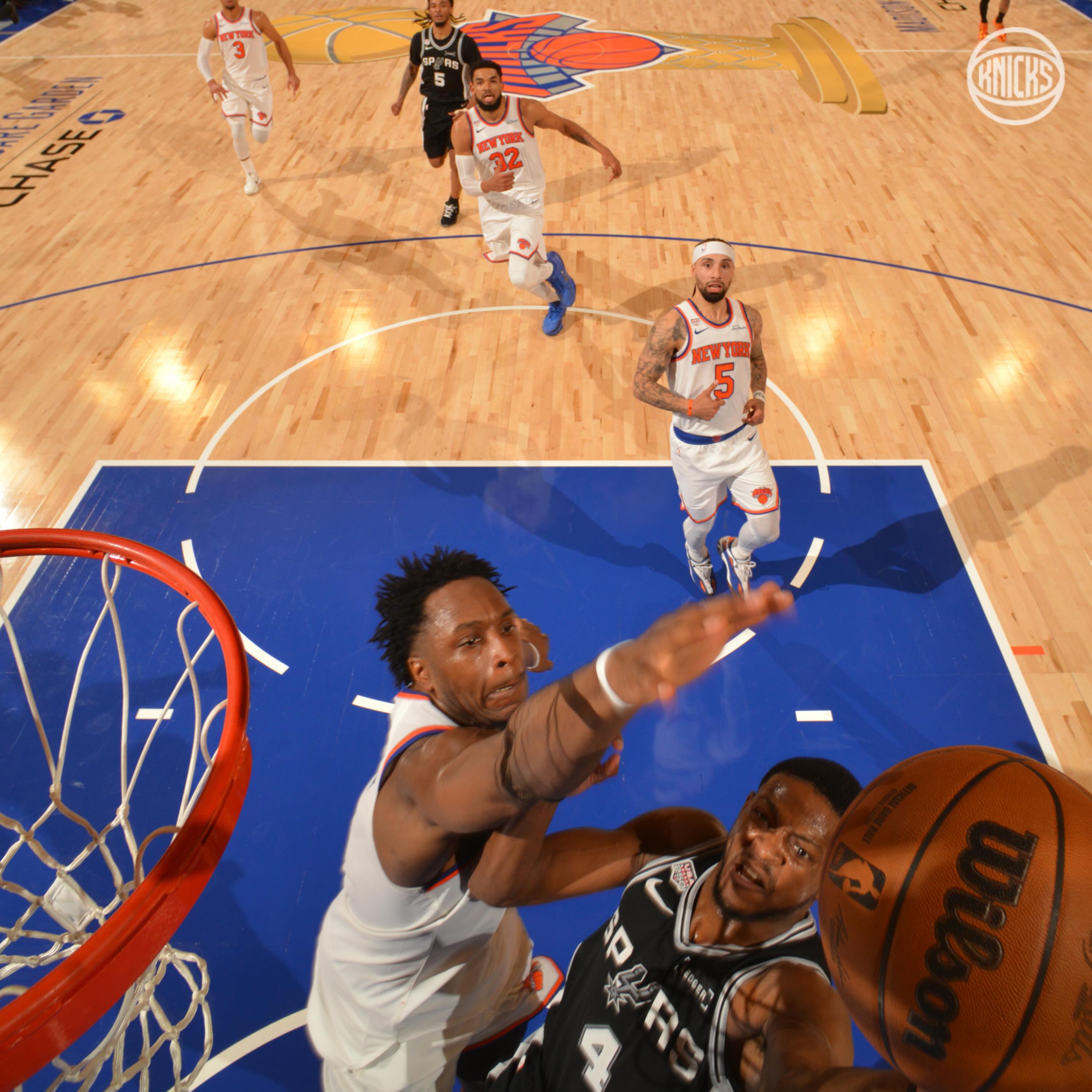 New York Knicks' 'OG Anunoby's blocks a Spurs hit